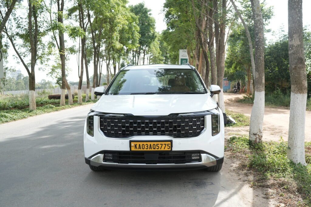 Vehicle waiting for an airport pickup on the Kempegowda Airport corridor