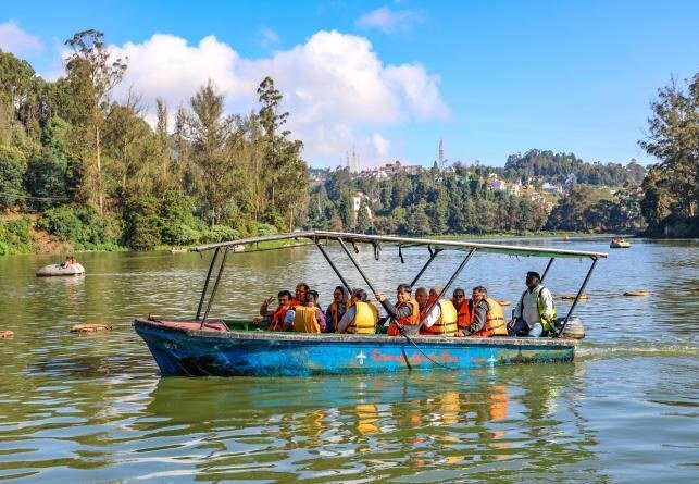 Boat on Ooty Lake during a Bangalore to Ooty cab hire