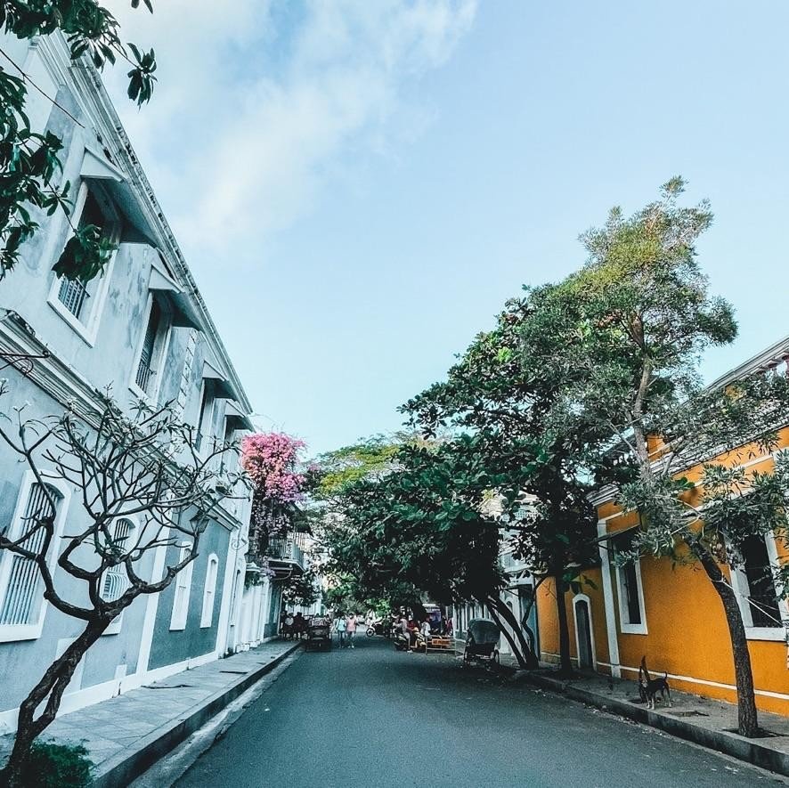 French Colony street on a Pondicherry cab hire from Bangalore