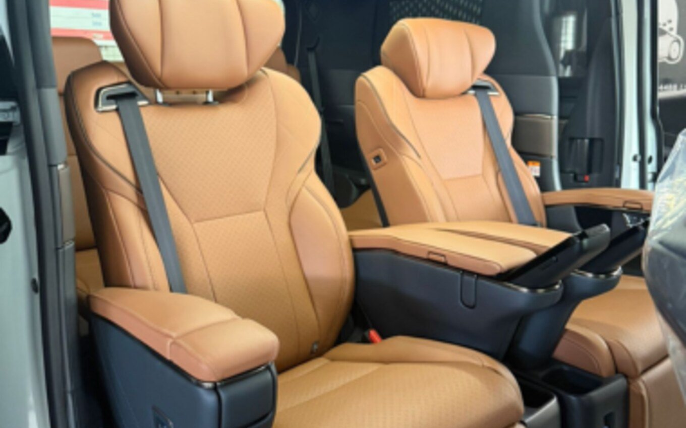 Kia Carnival captain lounge seats with leg support