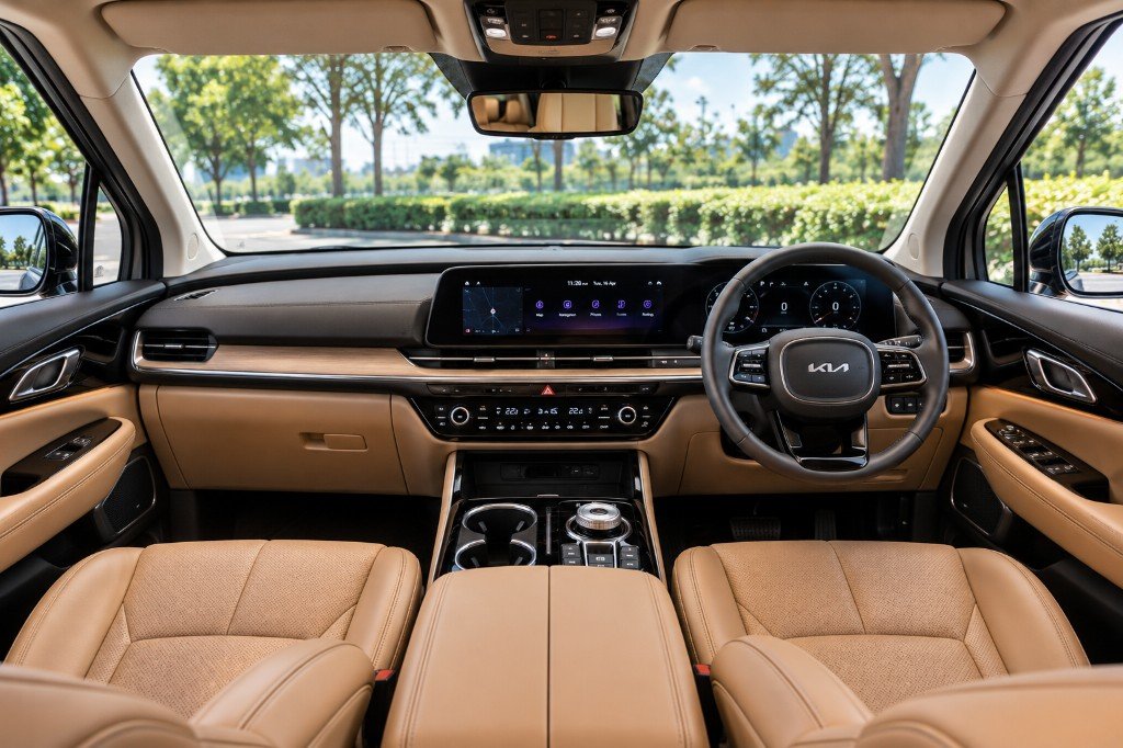 Driver cabin of the Kia Carnival