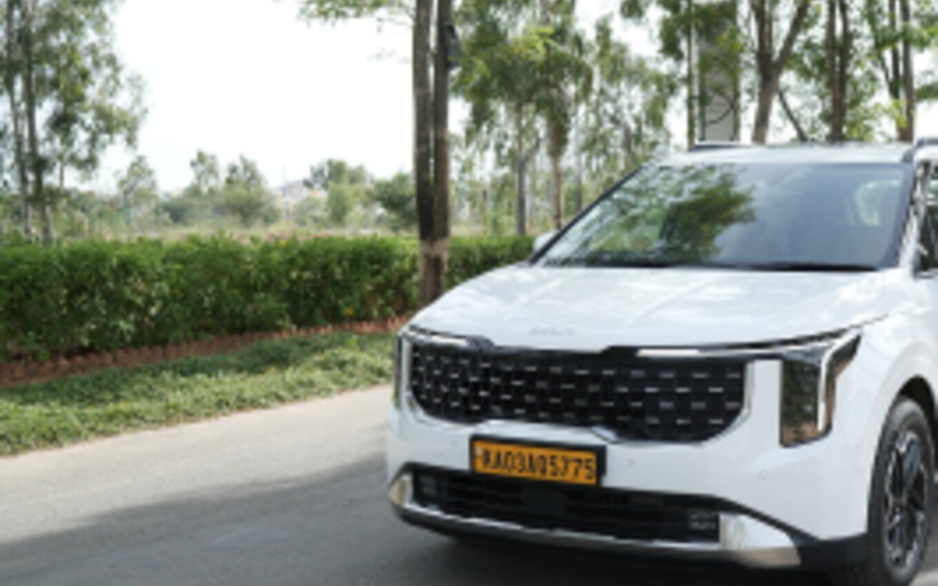 Kia Carnival front used by Manya Tours